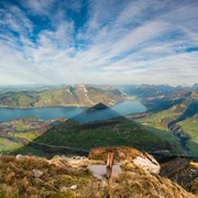 niesen-aussicht-herbst-schatten-pyramide-thunersee-brienzersee