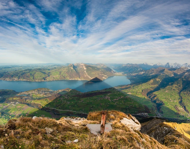 niesen-aussicht-herbst-schatten-pyramide-thunersee-brienzersee