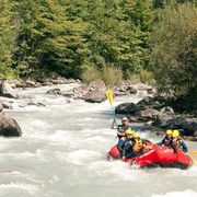 river-rafting-sommer-adventure-wasser-boot