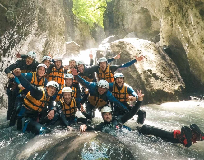 canyoning-gruppe-outdoor-adventure-wasser