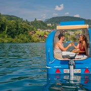 spiez-sealander-sommer-thunersee-paar-apero-boot-pedalo