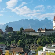 thun-schloss-herbst-panorama-schlossfuehrung-thunerseeschloesser