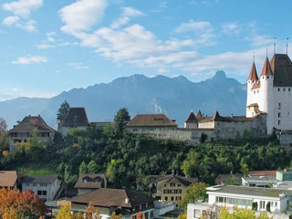 thun-schloss-herbst-panorama-schlossfuehrung-thunerseeschloesser