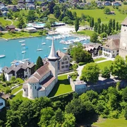 spiez-schloss-kirche-sommer-drohne