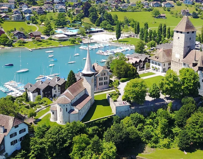 spiez-schloss-kirche-sommer-drohne
