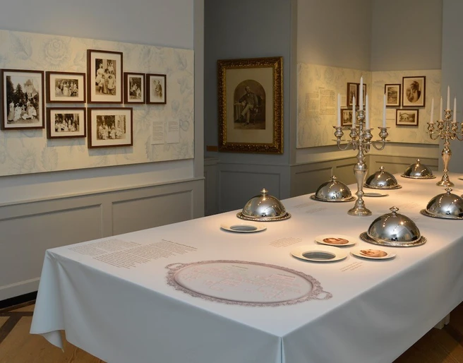 oberhofen-schloss-museum-schlossraeume-schlosstraeume-tisch