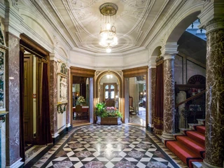 hilterfingen-schloss-huenegg-museum-eingang-treppe