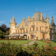 thun-schloss-schadau-sommer-aussenansicht-garten-thunersee-schloesser