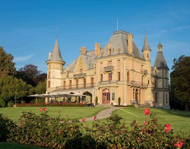 thun-schloss-schadau-sommer-aussenansicht-garten-thunersee-schloesser