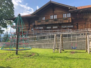 Playground Gsässweid with swing and carousel Spielplatz mit Seilkarussel und Schaukel, Restaurant im HintergrundPlayground with rope carousel and swing, restaurant in the backgroundAire de jeux avec carrousel de cordes et balançoire, restaurant en arrière-plan