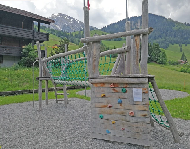 Spielplatz Restaurant Wirieblick mit Kletterwand und Brücke