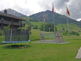 Aire de jeux spacieuse avec trampoline, tour d'escalade et carrousel