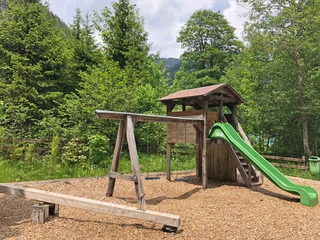 Der Spielplatz Anger mit Schaukel und Rutschbahn
