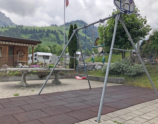 Schaukel und Ping-Pong Tisch