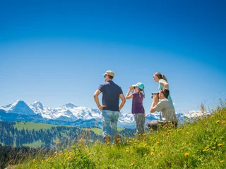 habkern-lombachalp-familie-wandern-sommer-feldstecher-panorama-familienaktivitaeten-themen-erlebniswege