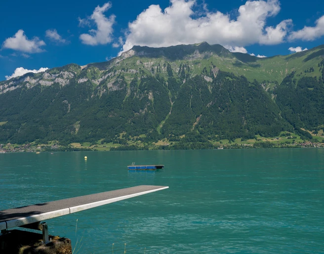 iseltwald-strandbad-sommer-sprungbrett-bergkulisse-augstmatthorn
