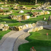 janßen-hof-rastede_abenteuergolfen Miniaturgolfplatz in Rastede mit Steinlandschaft und Fahnen.Miniature golf course in Rastede with stone landscape and flags.