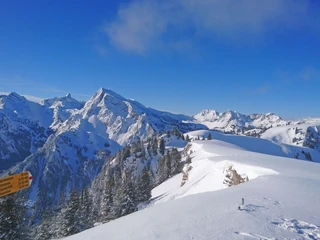 Unforgettable ski tour in snowy winter landscape on the Meniggrat