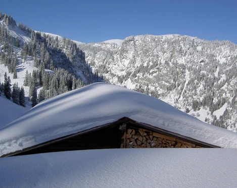 Cabane enneigée - en route avec les raquettes à neige