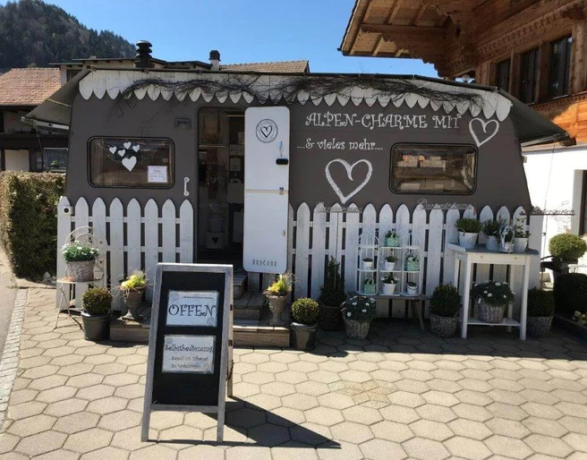 The «Alpen-Charme» caravan in summer