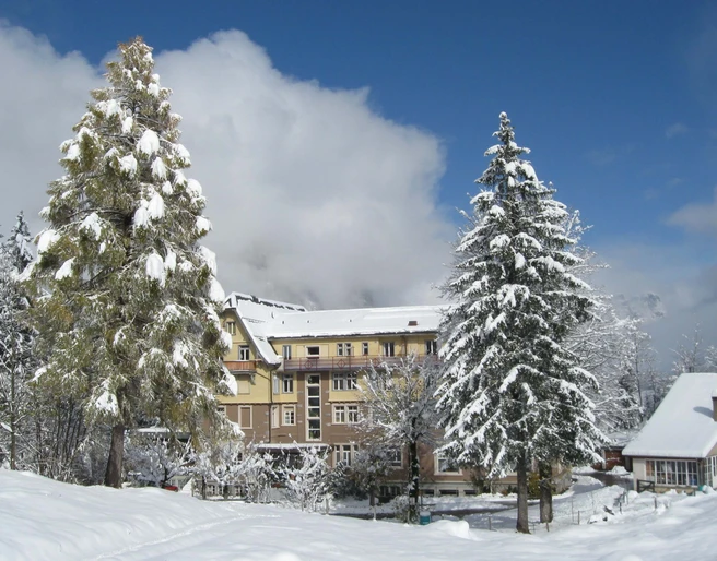 Das frisch verschneite Hotel Kurhaus Grimmialp