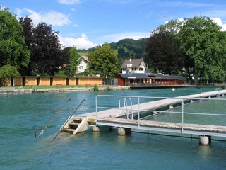 thun-schwaebis-flussbad-sommer-aare-erfrischung