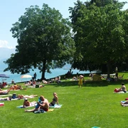 faulensee-strandbad-sommer-thunersee-berge-wolken-liegewiese