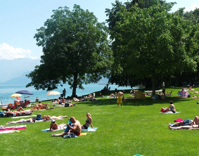 faulensee-strandbad-sommer-thunersee-berge-wolken-liegewiese