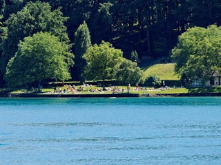 faulensee-strandbad-sommer-thunersee-strand