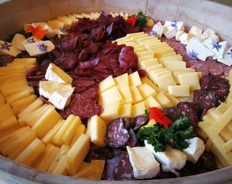 Meat and cheese platters can be ordered from the «Buurelädeli» farmers shop