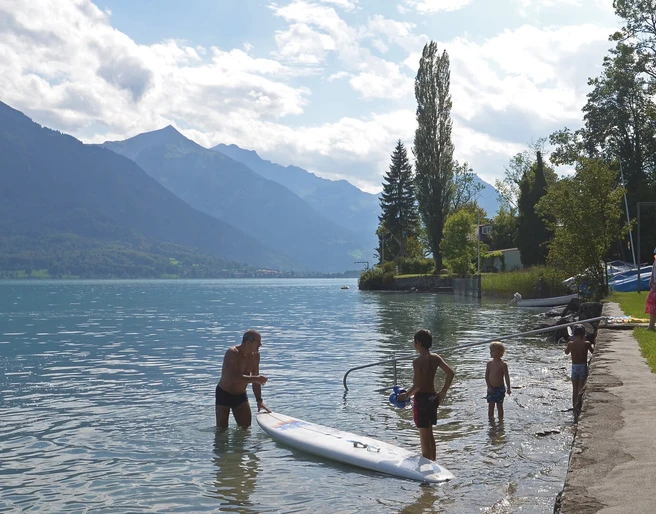 niederried-freibad-sommer-brienzersee-sup-familie