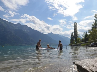 niederried-freibad-sommer-familie-brienzersee