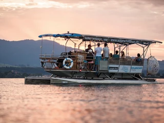 thun-solarschiff-thunersee-charterfahrt-abendstimmung-boot