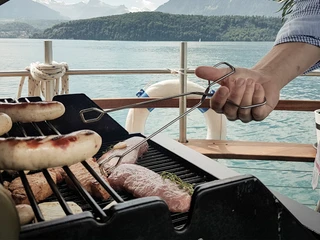 thun-solarschiff-sommer-thunersee-grill-picknick-gruppe