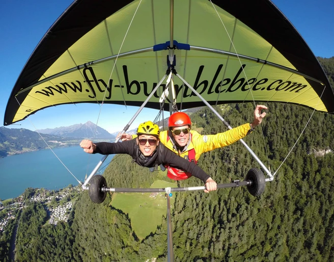 bumblebee-hanggliding-herbst-berge
