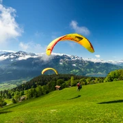 paragliding-interlaken-sommer-berge-panorama-sonnenschein