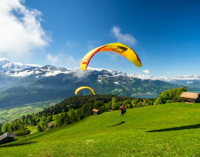 paragliding-interlaken-sommer-berge-panorama-sonnenschein