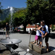 brienz-wasserspiel-kinder-sommer