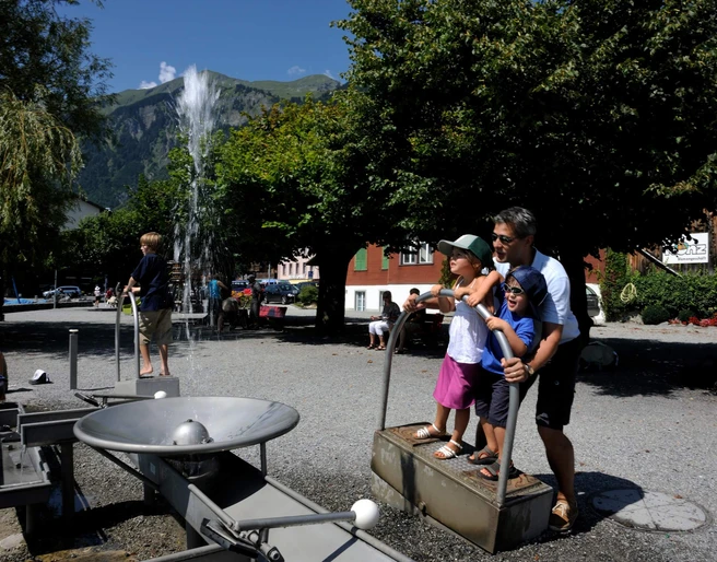 brienz-wasserspiel-kinder-sommer