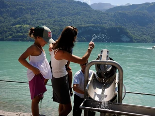 brienz-wasserspiel-sommer-kinder