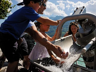 brienz-wasserspiel-sommer-familie
