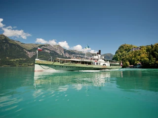 brienzersee-schifffahrt-sommer-loetschberg-dampfschiff-giessbach