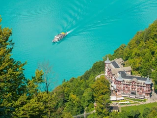 brienzersee-schifffahrt-sommer-giessbach-hotel-wald