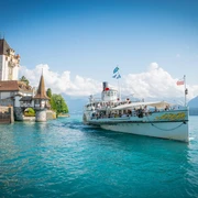 oberhofen-schloss-schiff-bluemlisalp-sommer-dampfschiff-niesen