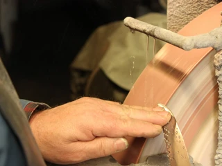 thun-messerschmiede-schoder-schleifband-traditionelle-handwerke