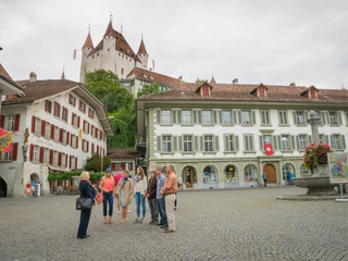 thun-stadtfuehrungen-sommer-rathausplatz-gruppe-schloss