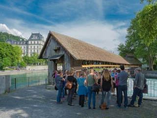 thun-stadtfuehrungen-sommer-aare-schleuse-gruppe-verteilerseite-gefuehrte-touren