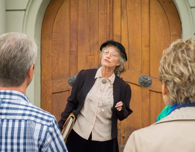 thun-stadtfuehrungen-sommer-rathausplatz-maennerraeume-frauentraeume-schule