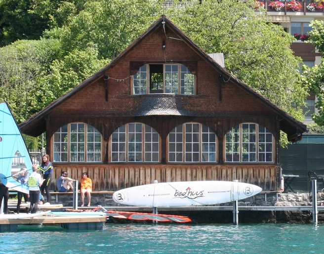 windsurfen-badhuus-gunten-am-thunersee-sommer