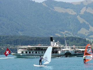 windsurfen-badhuus-gunten-am-thunersee-sommer-wassersport